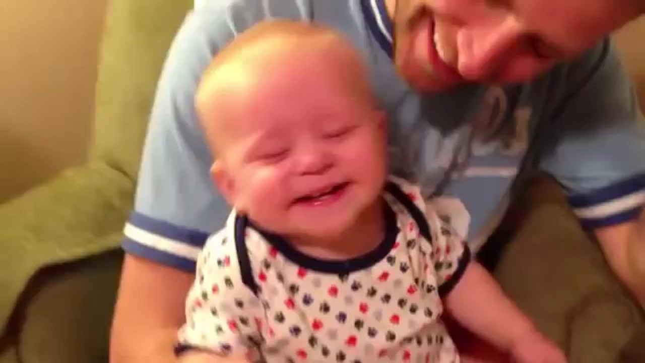 Ce bébé découvre un livre pour la première fois !
