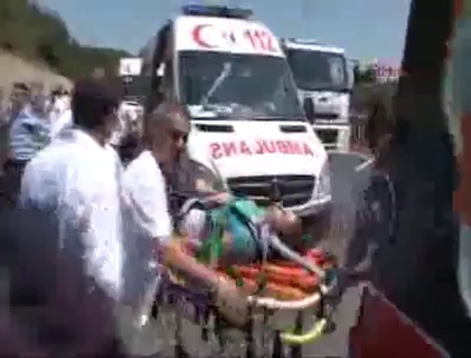 ÜMRANİYE'DE ÖZEL HALK OTOBÜSÜ KAZA YAPTI