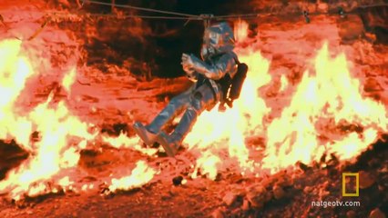 Scientifique au dessus de flammes à plus de 1000°C
