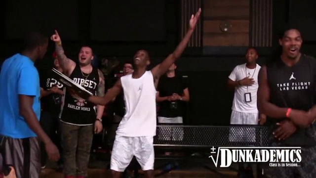 Dunk le plus fou de l'année. Saut depuis la ligne de 3 points!