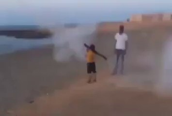 Télécharger la video: Un enfant Libyen apprend à tirer au lance-roquettes!