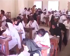 آج کل کی لڑکیاں امتحان کیسے پاس کرتی ہیں ۔ ویڈیو دیکھیں آپ خودفیصلہ کریں لڑکیاں زیادہ نقل کرتیں ہیں یا لڑکے ؟
