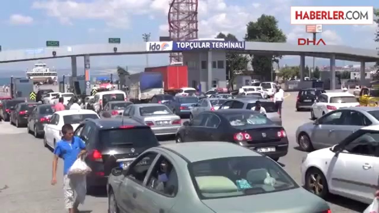 Bayram Tatili Dönüşü Topçular İskelesi'nde Araç Kuyruğu Oluştu