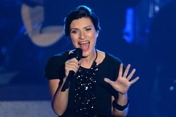 Laura Pausini sul palco senza slip