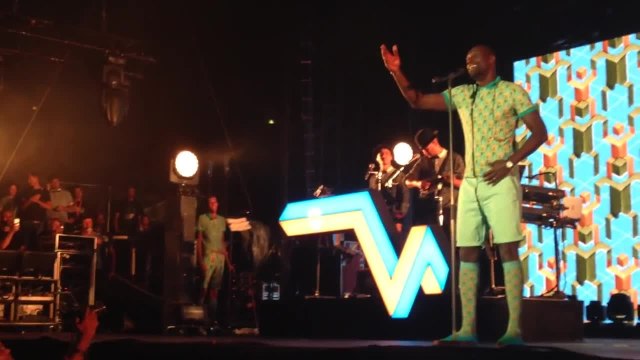 Omar Sy chante Papaoutai de Stromae aux Arène de Nîmes