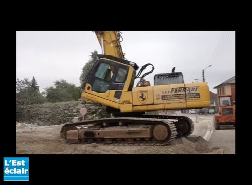 Démolition par grignotage du château d'eau de Saint-Julien-les-Villas