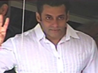 Salman Khan Waving To Fans From Balcony On Eid