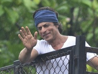 Shahrukh Khan Waving To Fans From House On Eid
