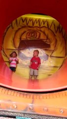 Une petite fille bien accrochée