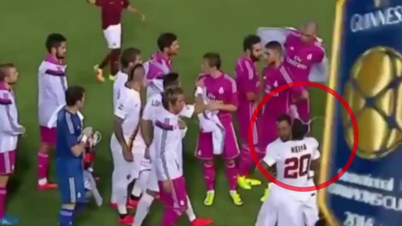 Seydou Keïta ignore Pepe puis lui jette une bouteille d'eau