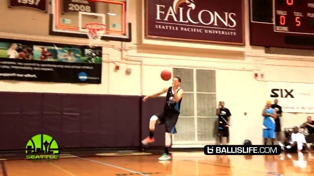 Amazing Dunk Contest Rookie vs Pro Dunker! Rookie wins....