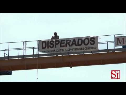 Napoli - Due lavoratori del CUB protestano su una gru del cantiere (29.07.14)