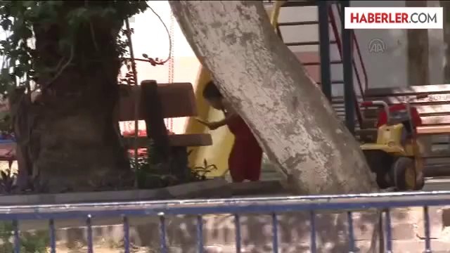 Bayramda sokakta kalan anne ve oğluna polis sahip çıktı -