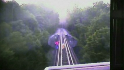 Elles plongent sous le train pour échapper à la mort