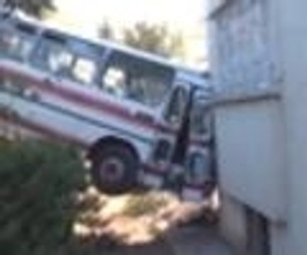 Balkonda uyuyan kardeşlerin üzerine otobüs düştü 2 yaralı