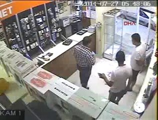 BİLGİSAYAR MAĞAZASINDAKİ HIRSIZLIK KAMERADA