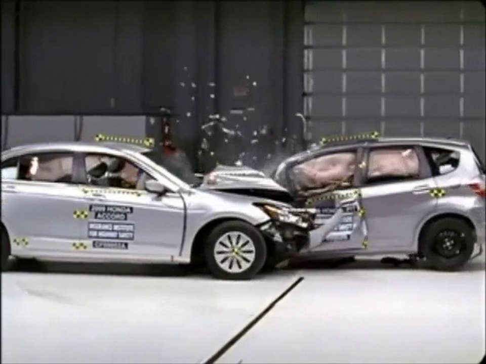 Honda Accord vs. Honda Jazz - Crash Test