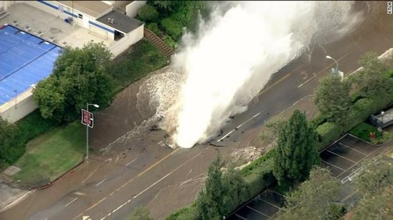 Explosion d'une canalisation à Los Angeles - ZAPPING ACTU DU 30/07/2014