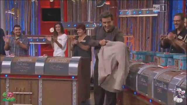 Flavio Insinna toreador e la concorrente di Affari Tuoi che sbaglia i nomi dei colleghi