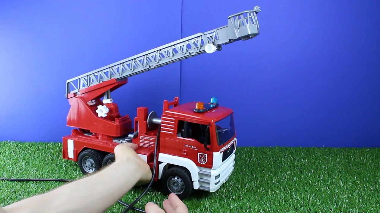 Bruder - MAN Feuerwehrauto mit Drehleiter und Wasserpumpe (Art. 02771)