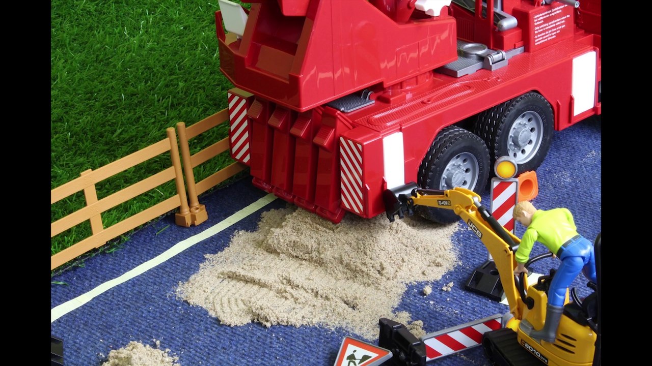 Der Feuerwehreinsatz mit dem Feuerwehrauto | Fire-fighting with a fire truck