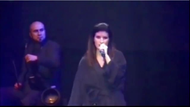 LAURA PAUSINI MUESTRA PARTES INTIMAS