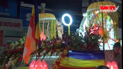 Đà Lạt- lung linh sắc màu xe hoa mừng Phật Đản