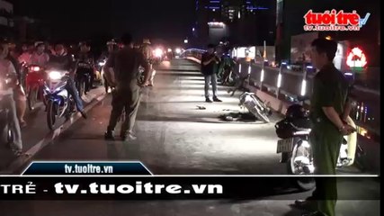Xe máy cháy rụi trên cầu vượt Hoàng Hoa Thám