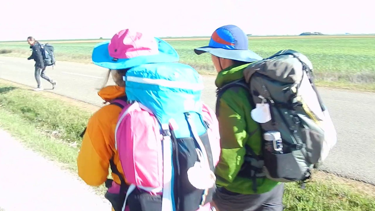 Two young & happy korean on the way to Santiago !!