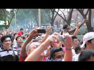 F1 レッドブル デモ走行 デビッド・クルサードがシンガポールを疾走