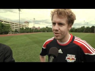 セバスチャン・ベッテル、ティエリ・アンリとサッカーでトレーニング