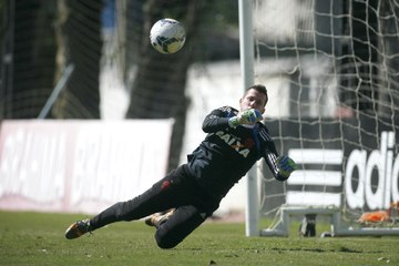 Chegou a hora dele! Paulo Victor comemora titularidade