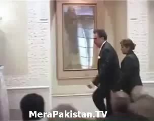 Watch Fantastic Insult of Rehman Malik While Climbing Up The Stage in A Ceremony