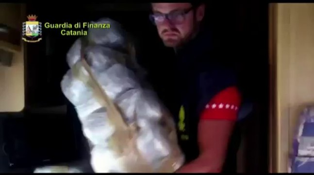 Catania - Marijuana nel camper. Sequestro delle fiamme gialle (31.07.14)