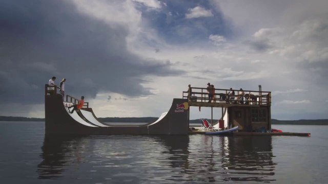 Mini rampe de Skate au milieu d'un lac! Skatepark flottant...