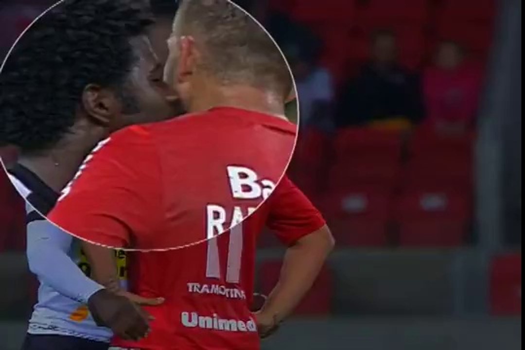 Rafael Moura recebe beijo de zagueiro / Internacional Vs Ceará