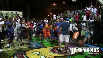 Download Video: Dunk de dingue en sautant au dessus d'une personne!