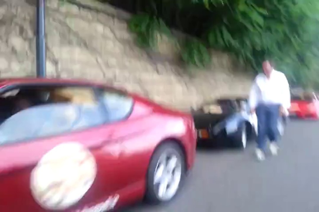 FERRARI, CHE PARATA DI "ROSSE" SULLA SUPERSTRADA AD ISCHIA