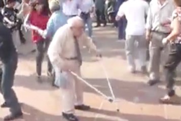 Papy rockeur jette ses béquilles et met le feu au dancefloor !