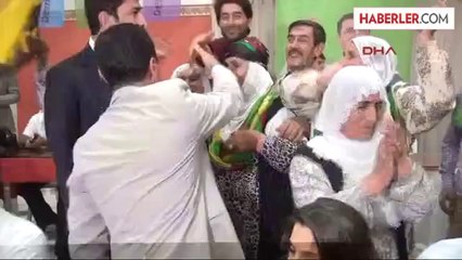 Demirtaş: Birileri Saltanat, Birileri de Para İçin Yollarda