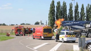 Hautmont : Un camion se renverse et coupe une conduite de gaz qui s'enflamme