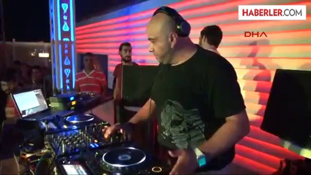 İdo Dj Kabinine Geçti, Tatilciler Halay Çekti
