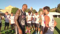 Carmelo Anthony plays Fùtbol with Real Madrid.