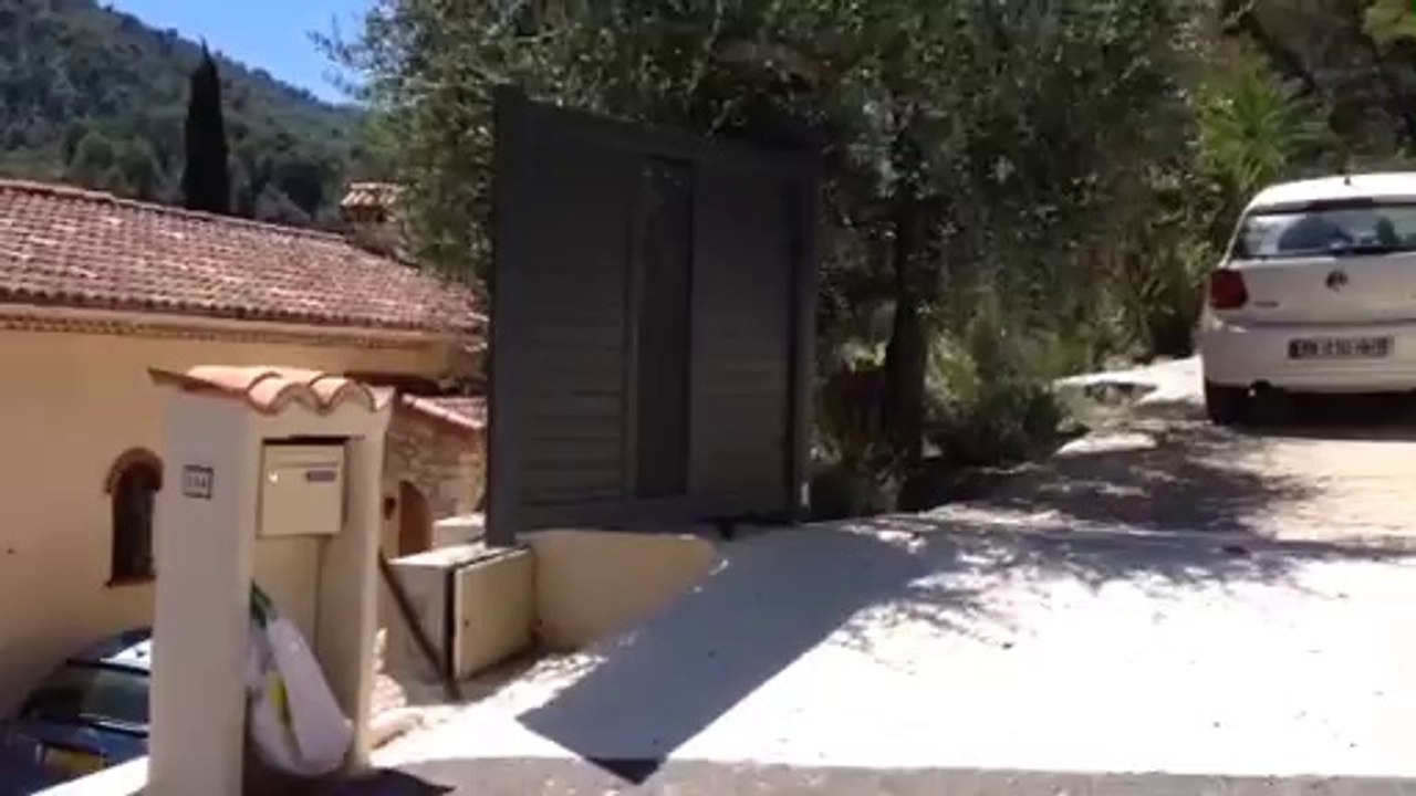 Portail aluminium Design posé et automatisé par APG Accès Portes de Garage