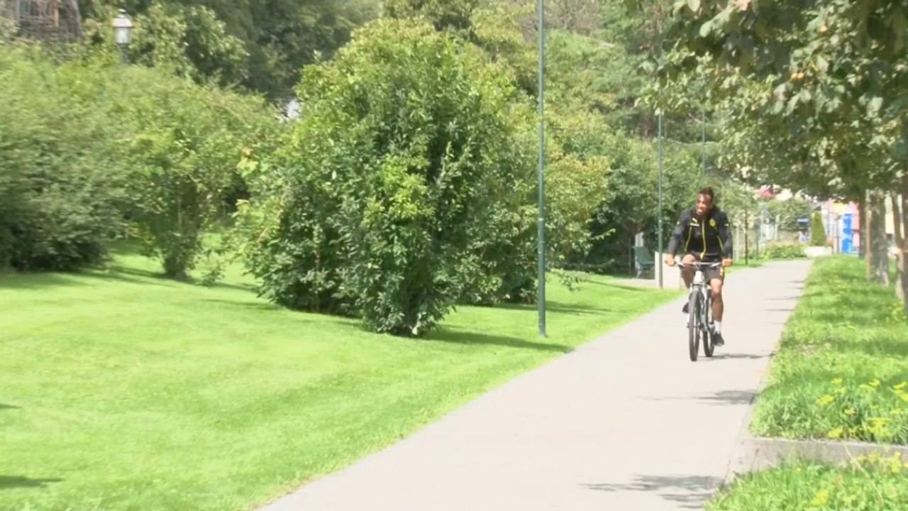 Aubameyang trickst auf dem Fahrrad