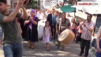 Tırdan gelin arabası ilgi odağı oldu -