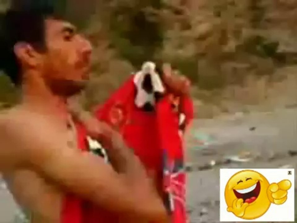 algerie humour maya3refch ye3oum mdrrr ما يعرفش يعوم مسكين
