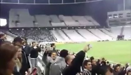 Torcida corinthiana cantando na vitória contra o Palmeiras Campeonato Brasileiro 2014