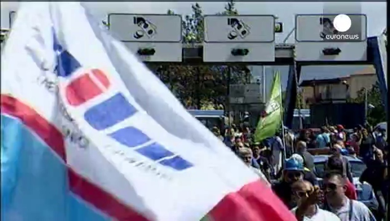 Italian steel workers block motorway in protest at job cuts