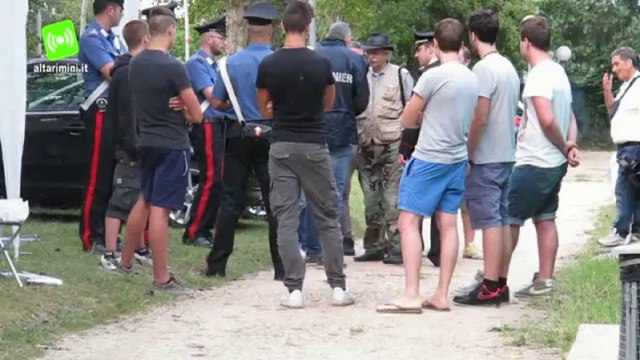 Blitz con i cani antidroga al camping: trovata droga nelle tende, giovani nei guai